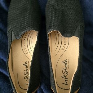 Life Stride Soft System Black & Tan Slip On Loafer Shoes Sz 9 EUC